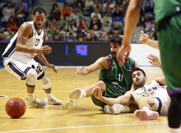 Dani Díez ve como se le escapa el balón junto a Campazzo