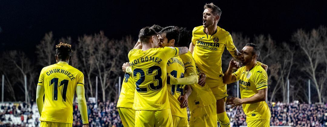 El Villarreal celebra el pase a los cuartos de final tras vencer 0-2 al Rayo Vallecano en Vallecas