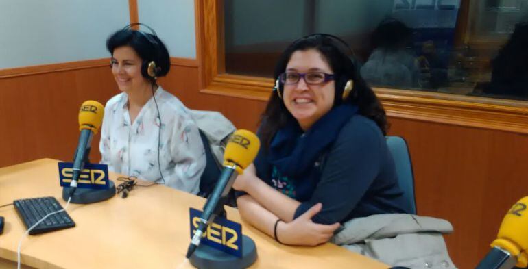 Lydia Arnal (izquierda) de la Asociación &#039;Dame Teta&#039; y Alba Padró (derecha)