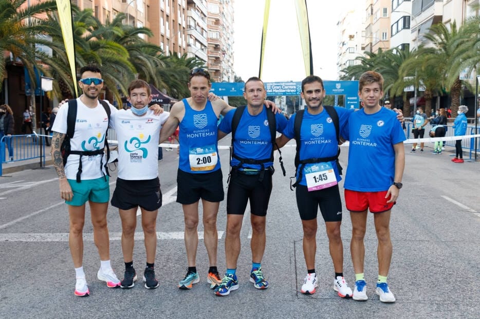 Con las banderas que marcan los ritmos antes de la salida de la Gran Carrera del Mediterráneo 2021