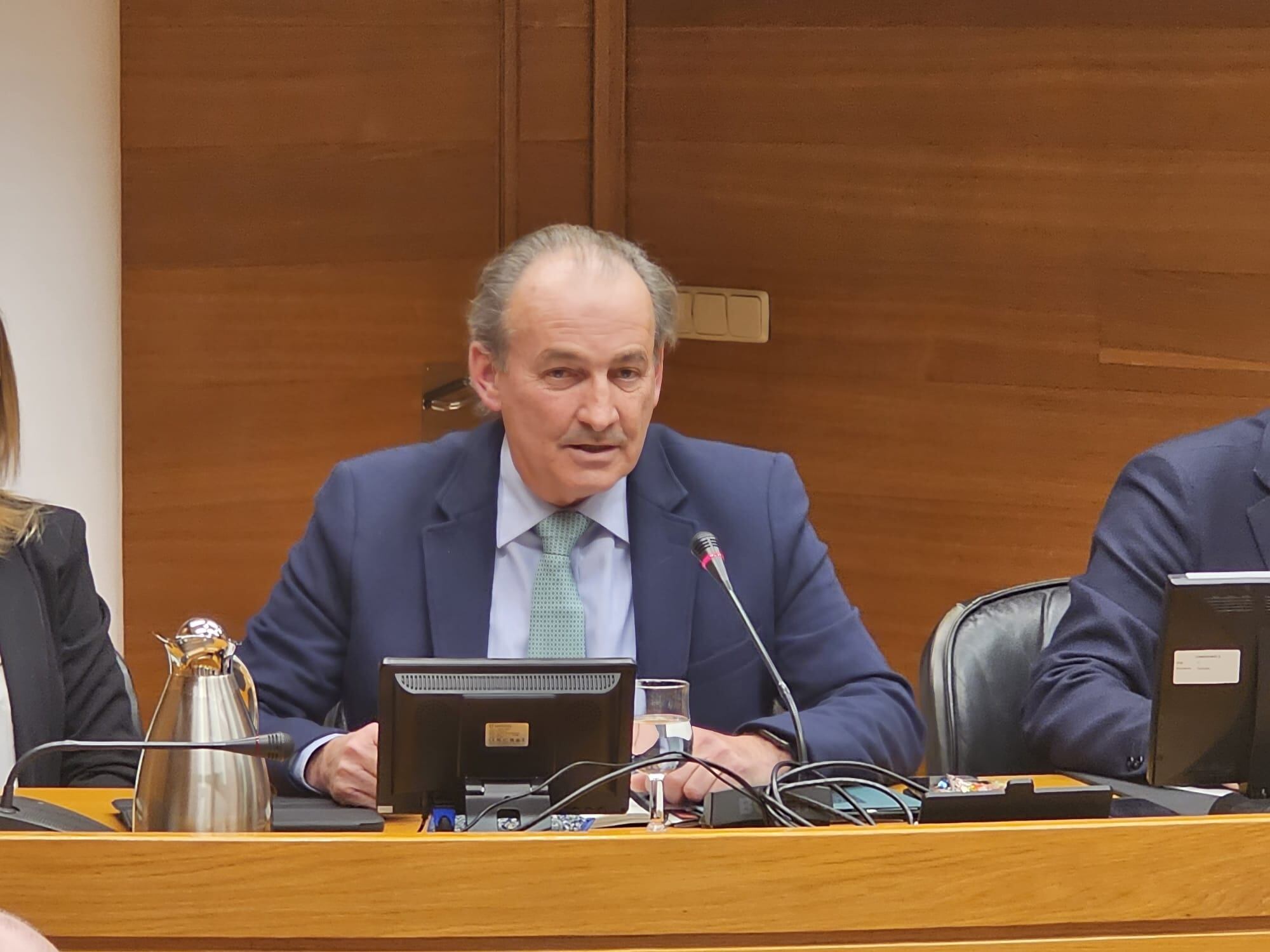 El conseller de Agricultura, José Luis Aguirre, durante su exposición de los presupuestos en Les Corts. Foto: GVA