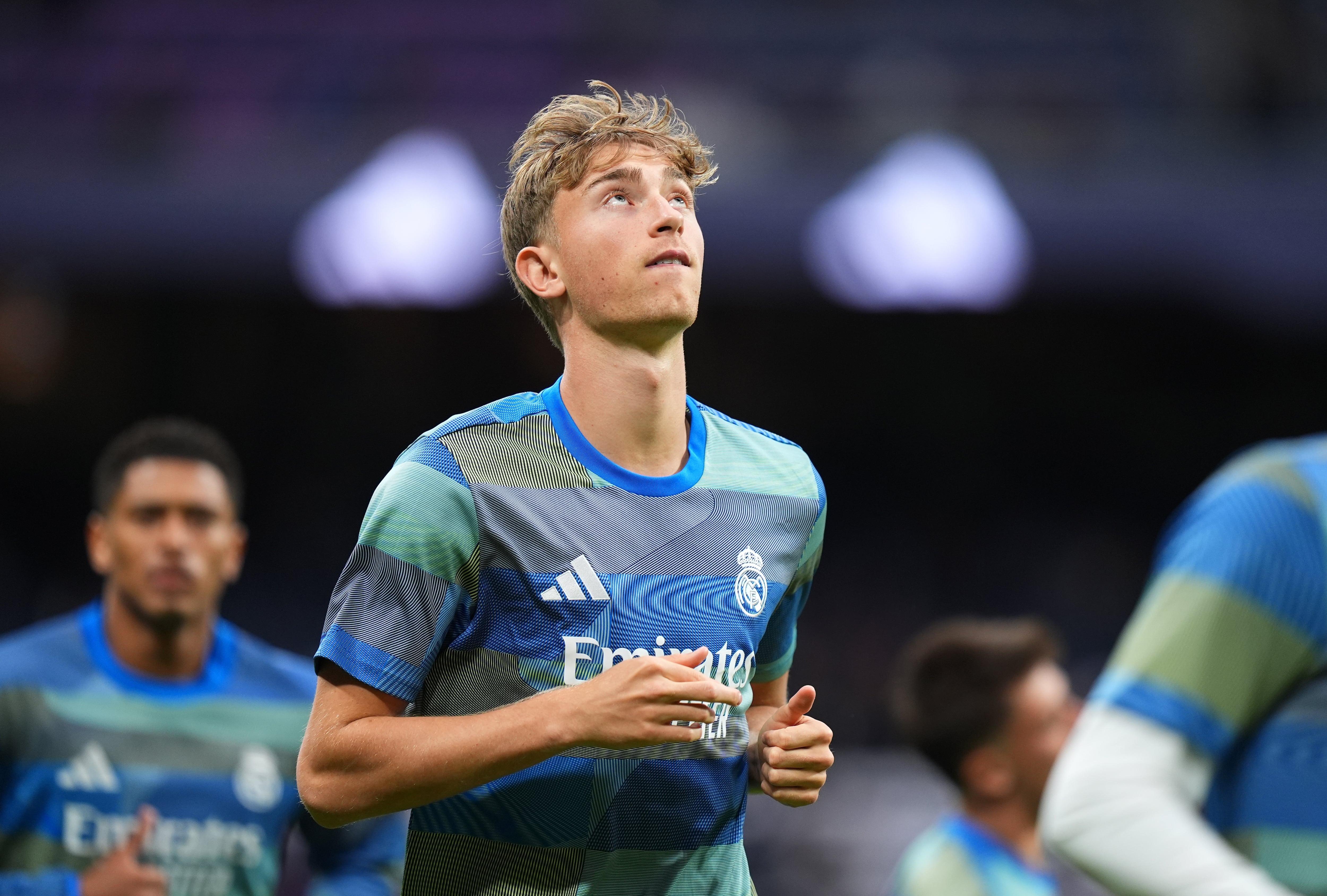 Dean Huijsen calienta antes de un partido con el Real Madrid