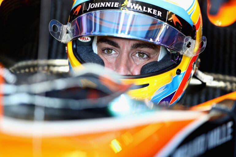 Fernando Alonso, dentro de su McLaren