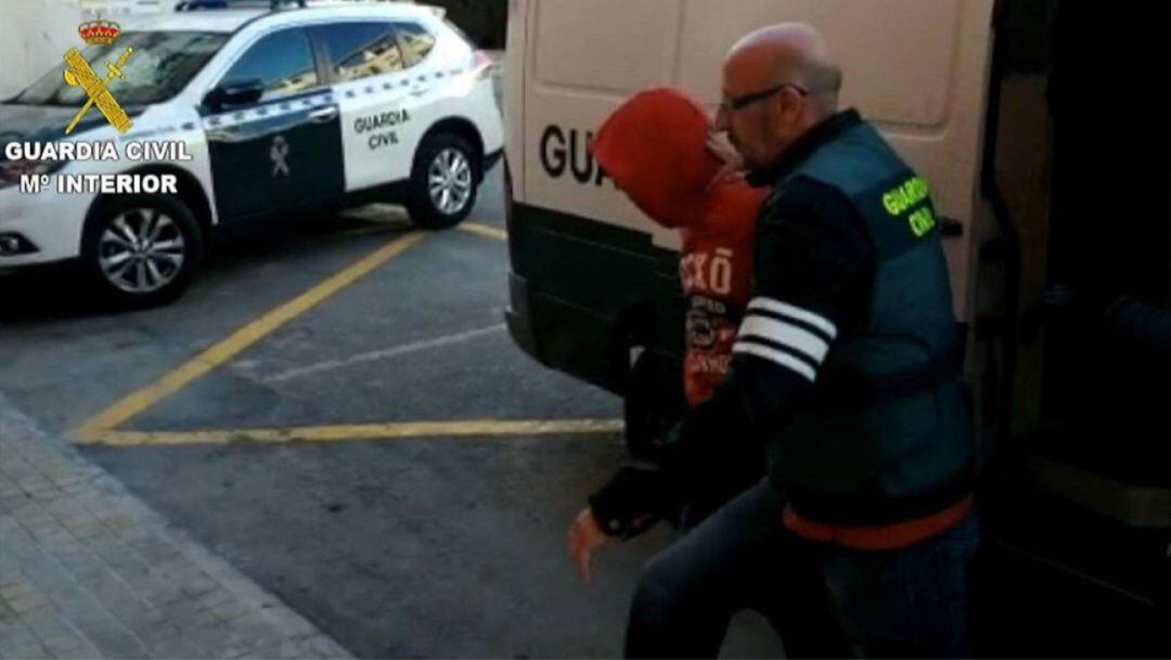 Uno de los presuntos violadores es trasladado por la Guardia Civil (archivo)