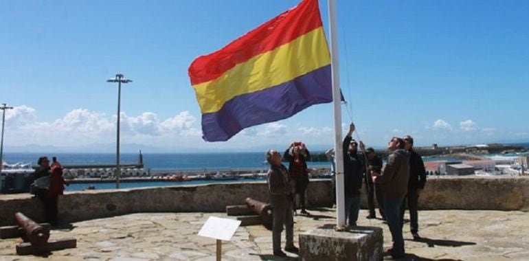 Izado de la bandera republicana en el Castillo de Guzmán el Bueno