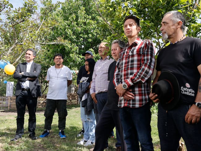 El obispo de Mondoñedo-Ferrol , Fernando García Cadiñanos, visita en terrenos de la Iglesia , el huerto urbano ecológico promovido en el barrio ferrolano de Canido donde Cáritas trabaja con personas migrantes y en riesgo de exclusión social, el obispo con parte de los usuarios participes del proyecto Foto: kiko Delgado / EFE