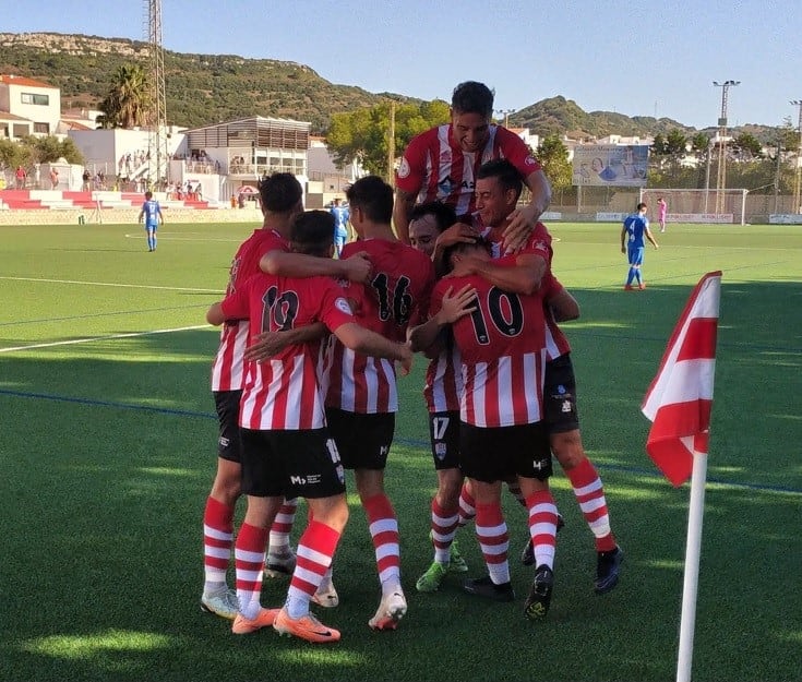 Imatge d&#039;arxiu dels jugadors del Mercadal celebrant un gol