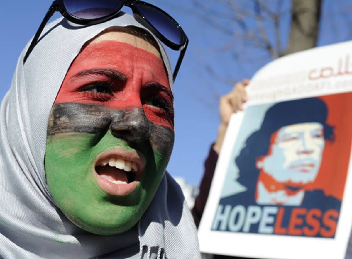 Una joven protesta junto a la Casa Blanca en Washington