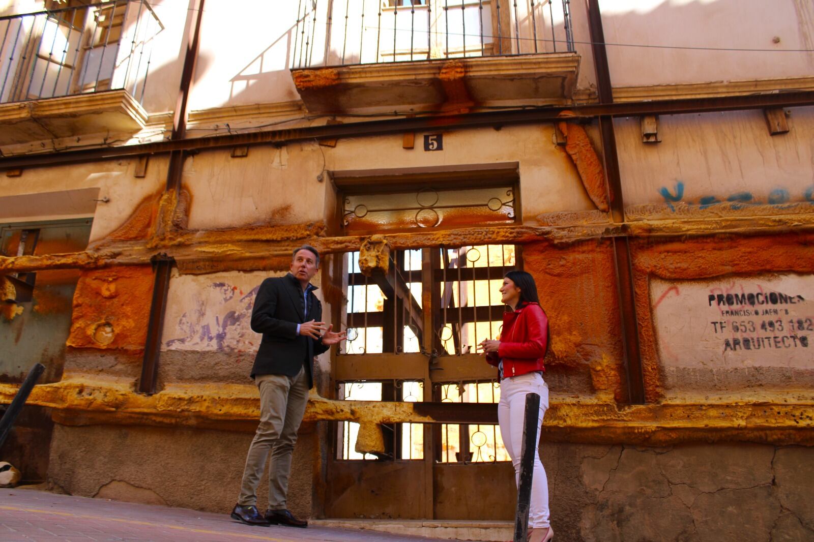 Fulgencio Gil, alcalde de Lorca y María Hernández, edil de Urbanismo junto al solar donde se construirán viviendas para jóvenes en la calle Leonés