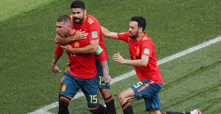 Sergio Ramos celebra el gol con Diego Costa y Busquets