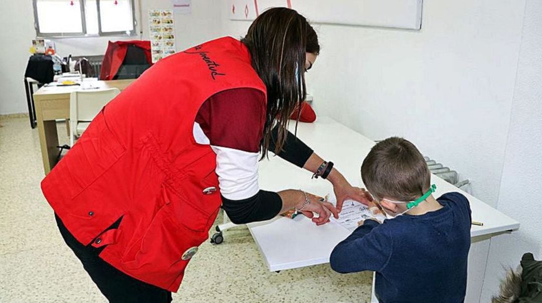 Los voluntarios de Cruz Roja y de la Fundación Alcampo por la Juventud desarrollan las actividades con motivo del Día Mundial de la Salud de este 7 de abril.