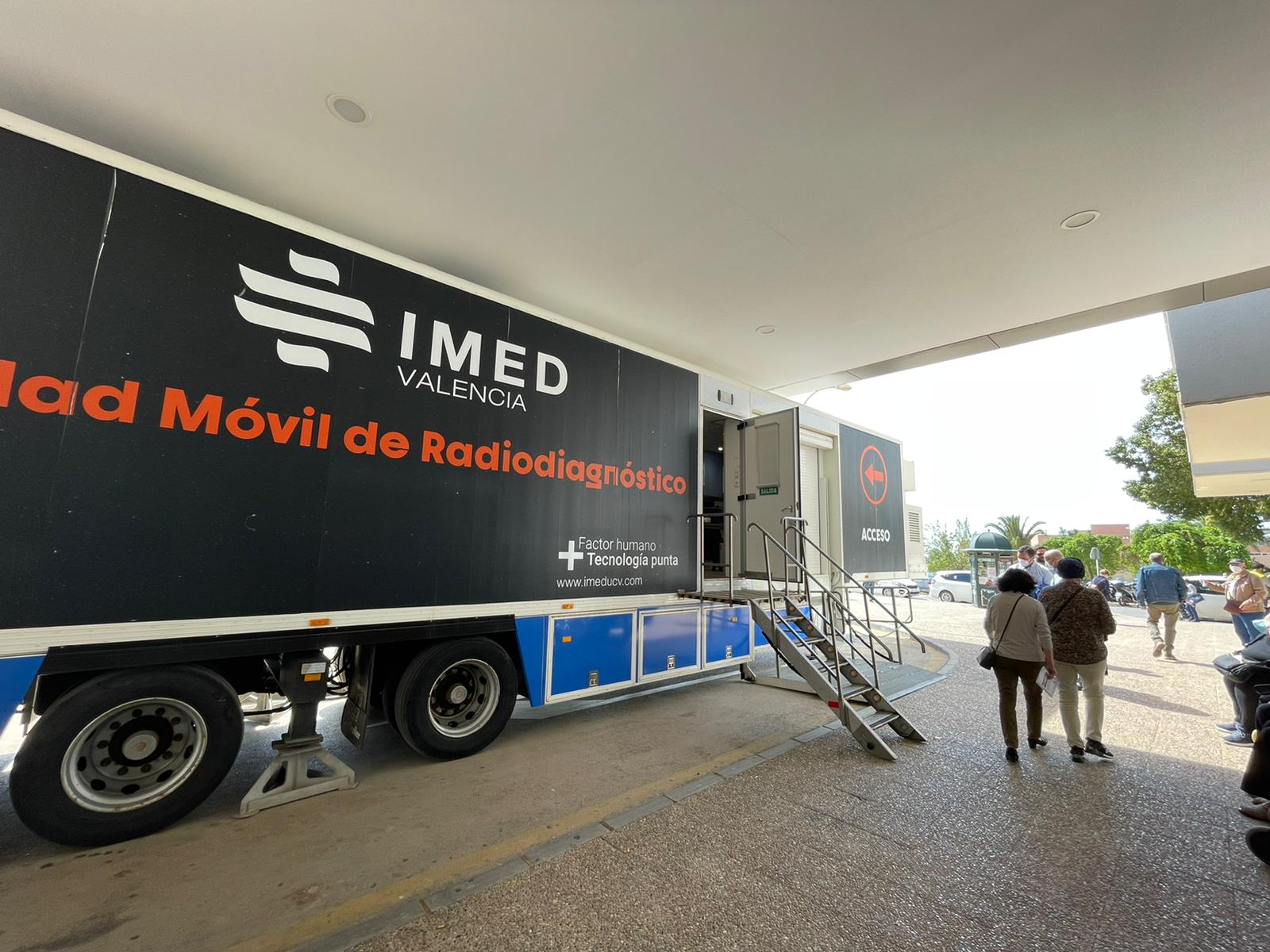 La unidad móvil junto al Clínico de Málaga