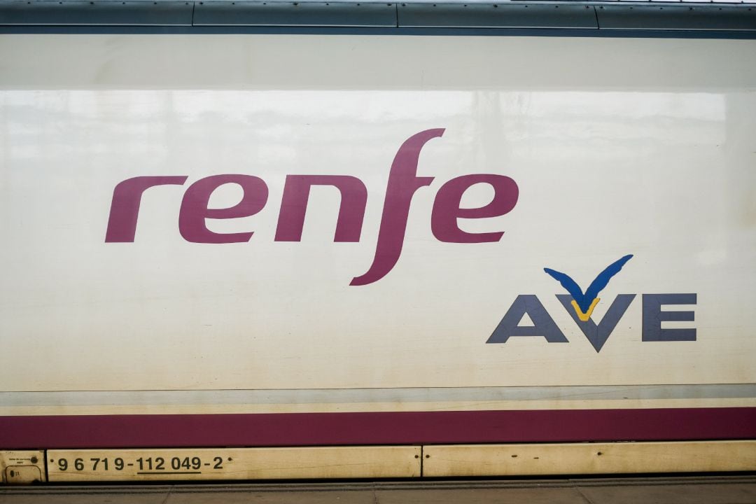 Vagón de un tren AVE de Renfe en las vías de la Estación de Atocha