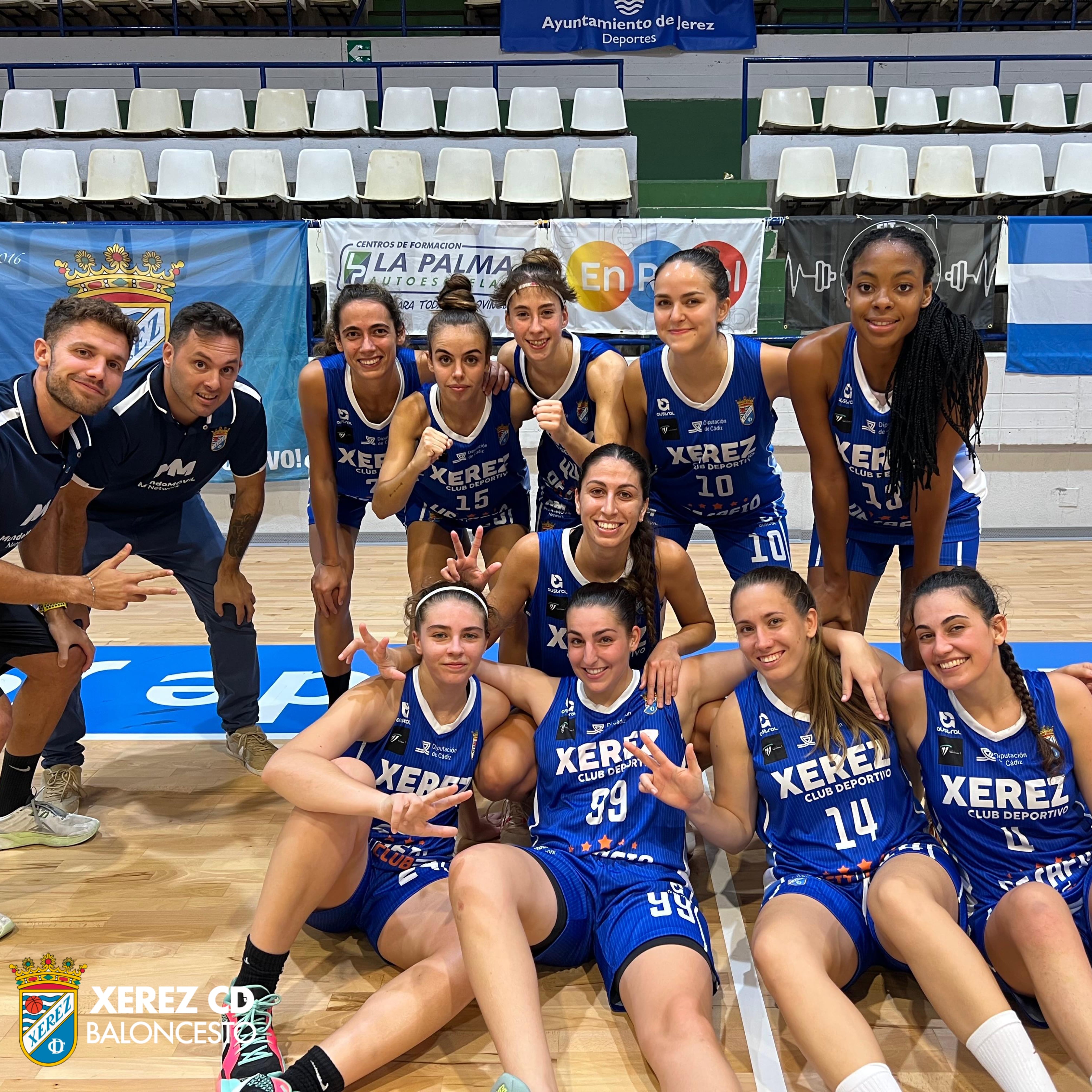 Las jugadoras del Baloncesto Xerez CD celebran su nueva victoria