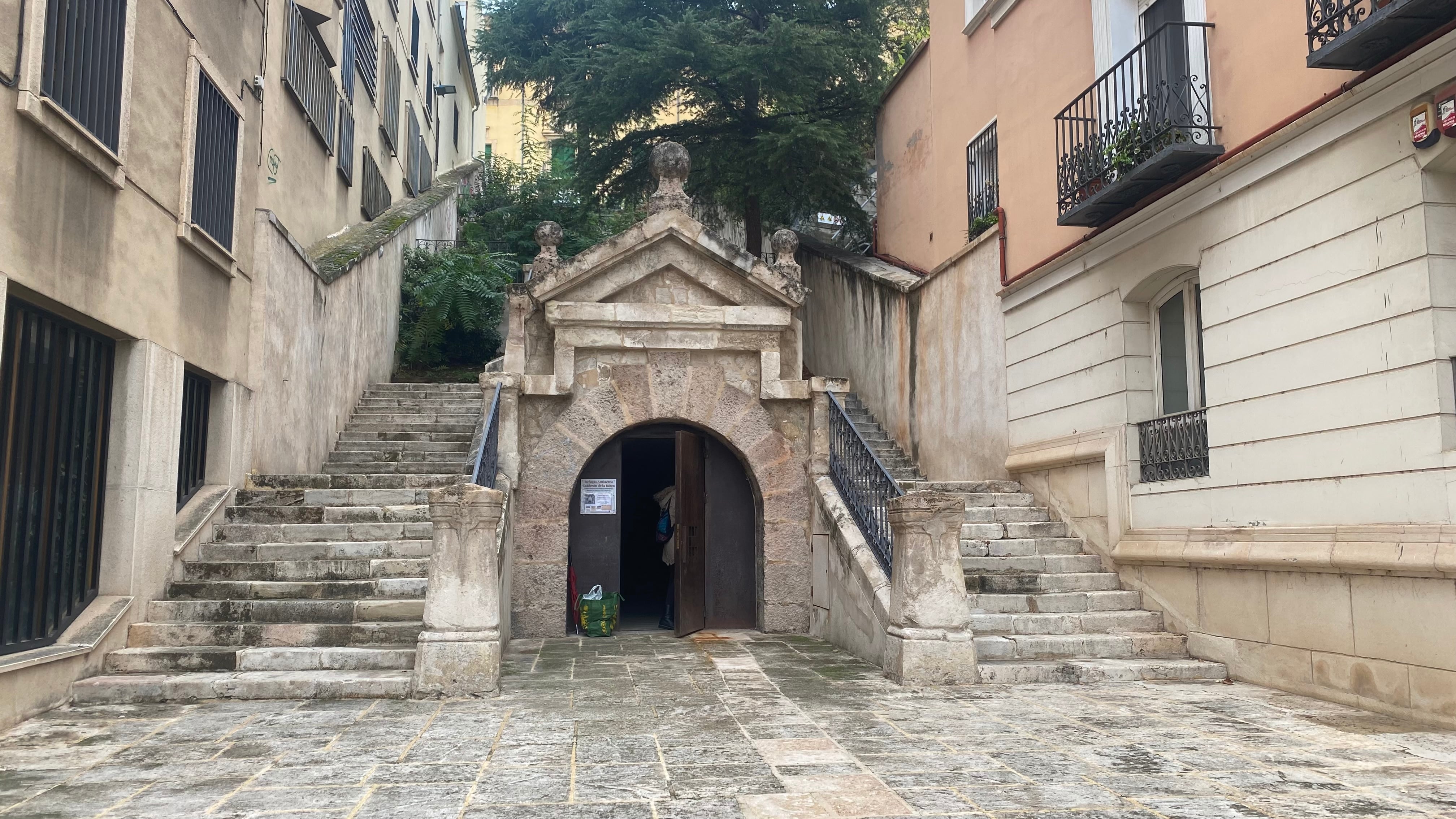 Entrada al túnel-refugio de la Guerra Civil en la C/ Calderón de la Barca de Cuenca.