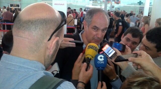 El director deportivo del Barça, Andoni Zubizarreta, atiende a los periodistas antes de salir hacia Glasgow