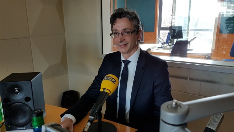 José Corral, decano del Colegio de Notarios de Cantabria, en el estudio de la Ventana 