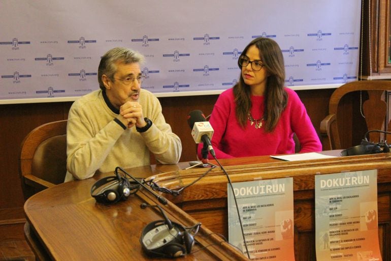 David Berraondo, productor de &quot;Arte al agua&quot; y Juncal Eizaguirrre, delegada de cultura, en la presentación de &quot;Dokuirun&quot;. 