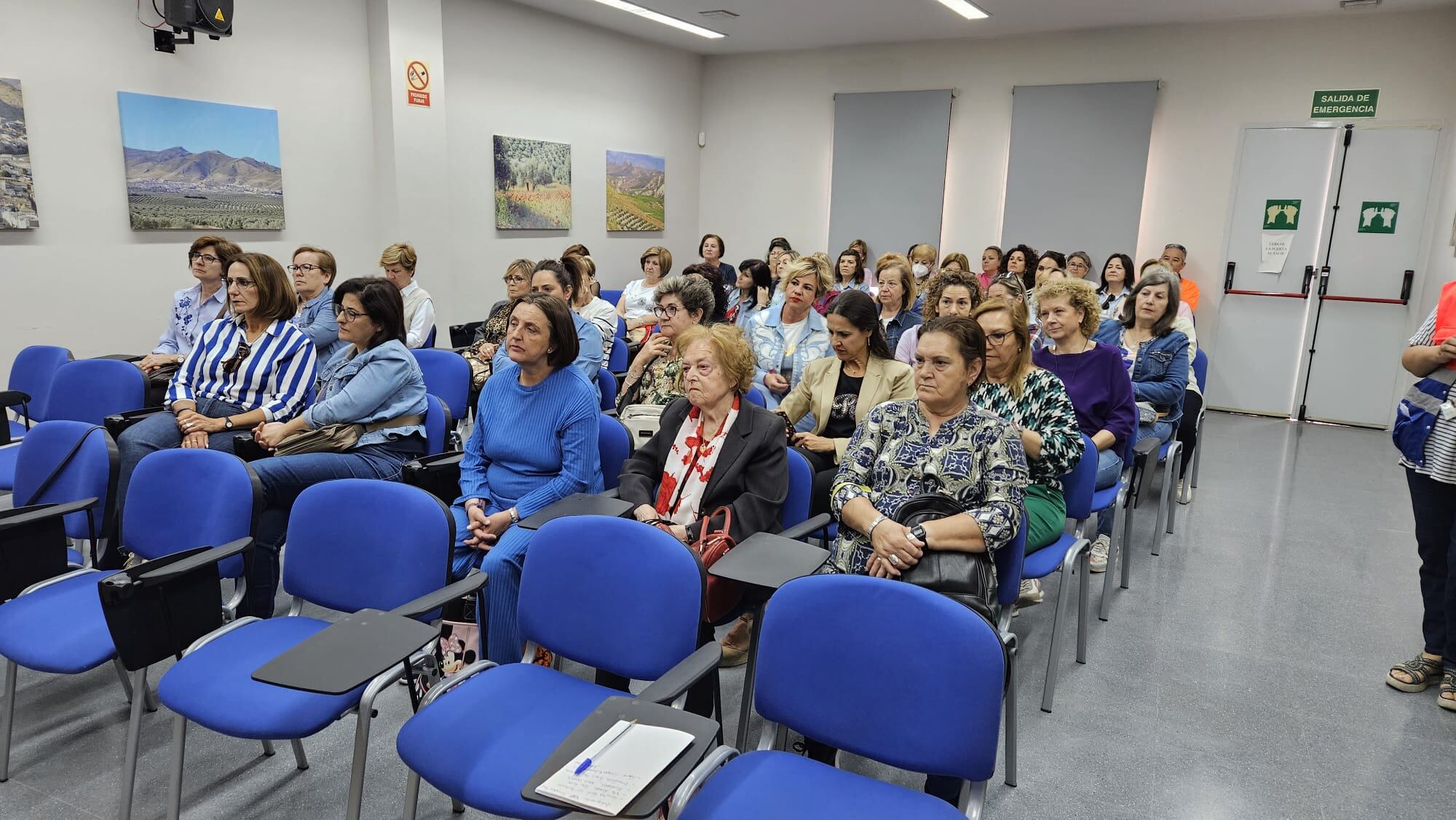 Público asistente a la inauguración y primera actividad