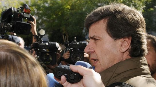 Cayetano Martínez de Irujo, hijo de la duquesa de Alba, Cayetana Fitz-James Stuart, a su llegada a la clínica Sagrado Corazón de Sevilla