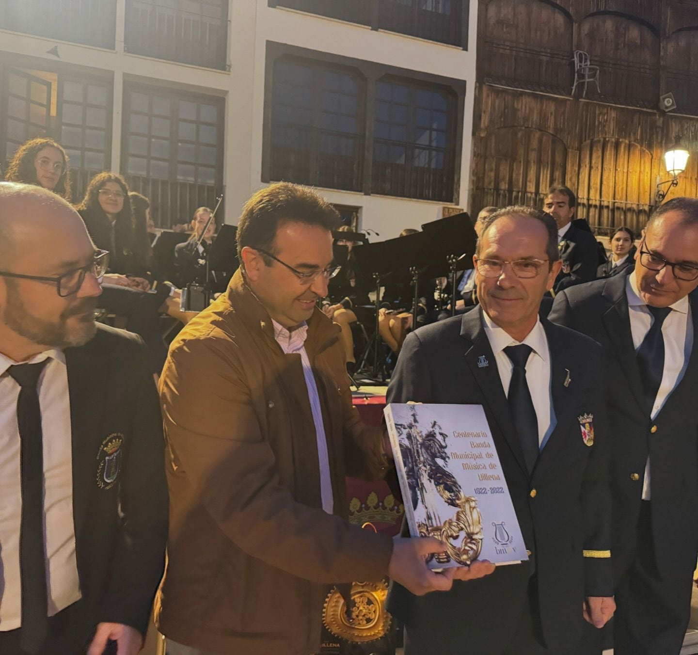 Detalle de la banda de Villena con los representantes de Peñafiel