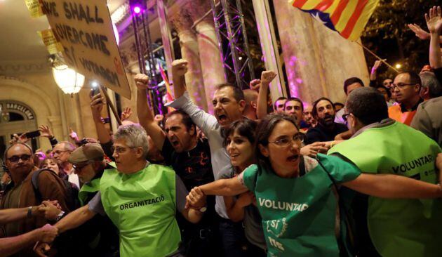 Cordón de voluntarios frente al Teatro Coliseum el 20-S