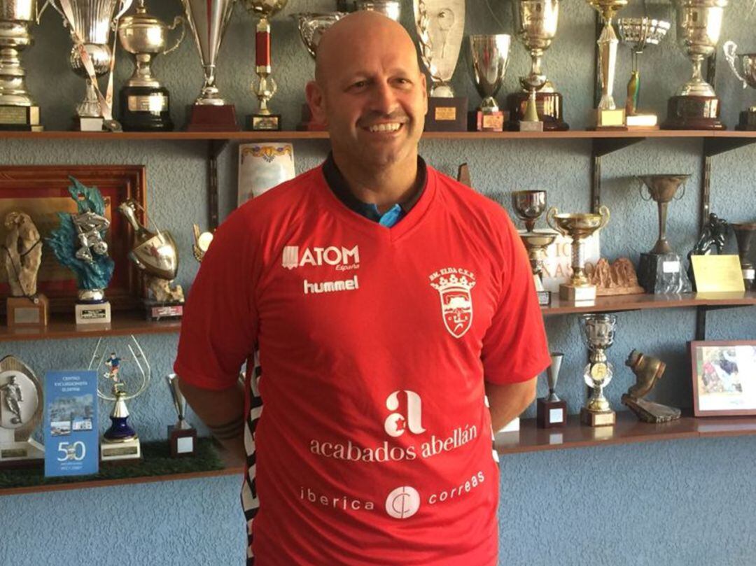 Fernando Latorre, con la camiseta de Elda CEE