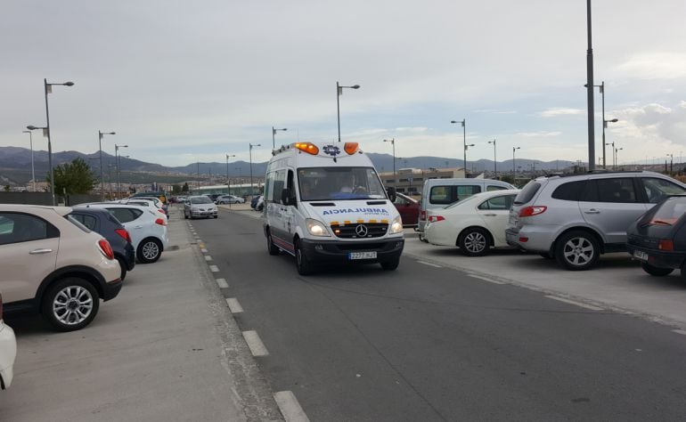 Ambulancia del 061 llegando al nuevo hospital de Granada en el PTS