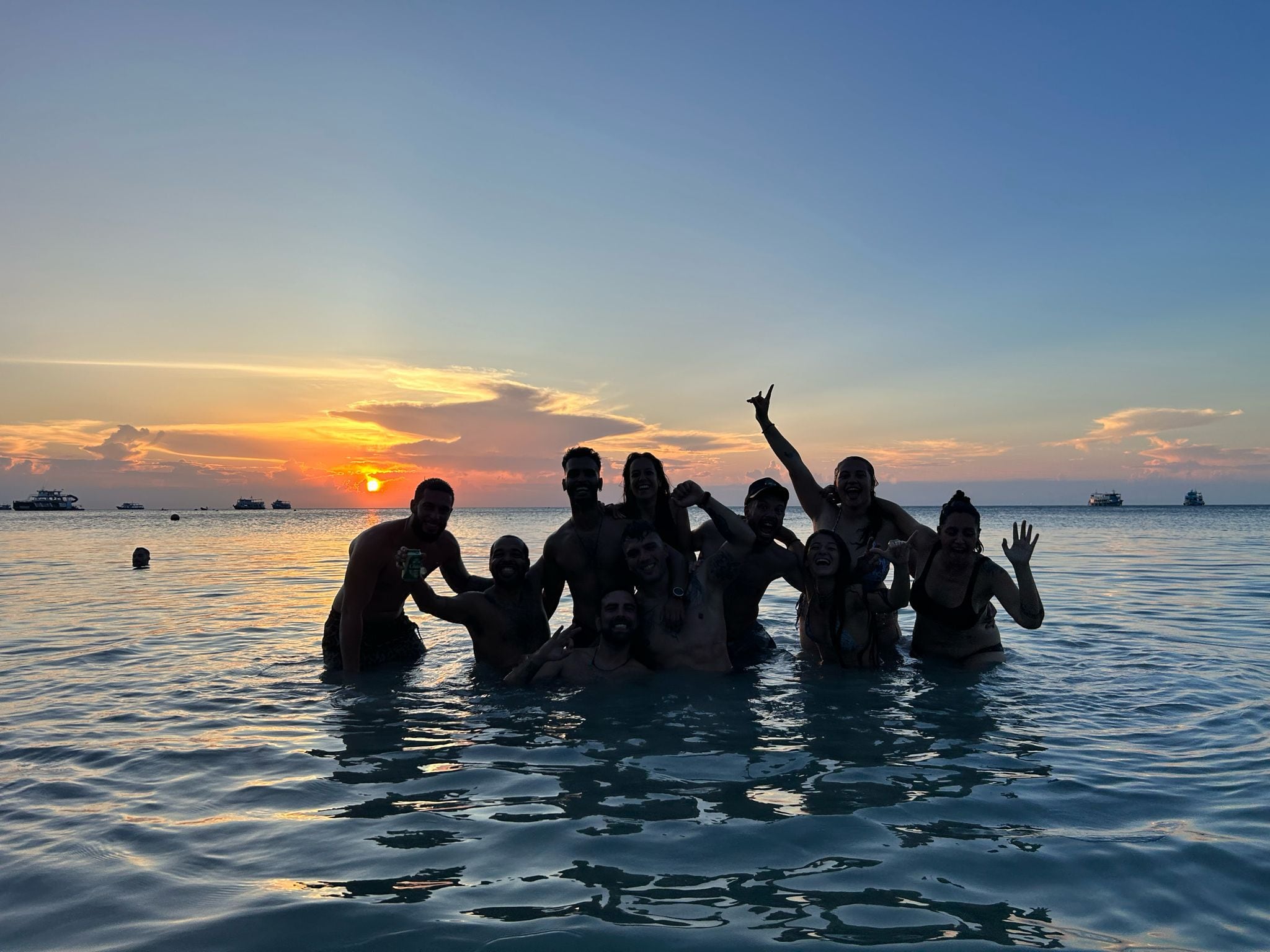 Bruno con amigos dentro del mar