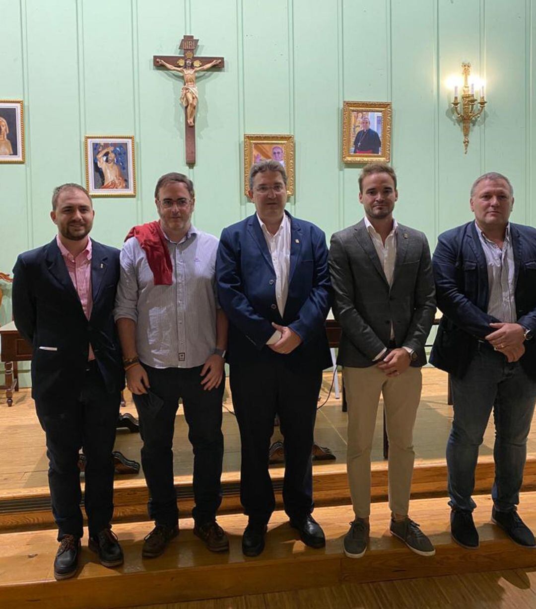 Jesús González Adánez, junto a la nueva Junta Directiva de la Hermandad de la Virgen del Prado