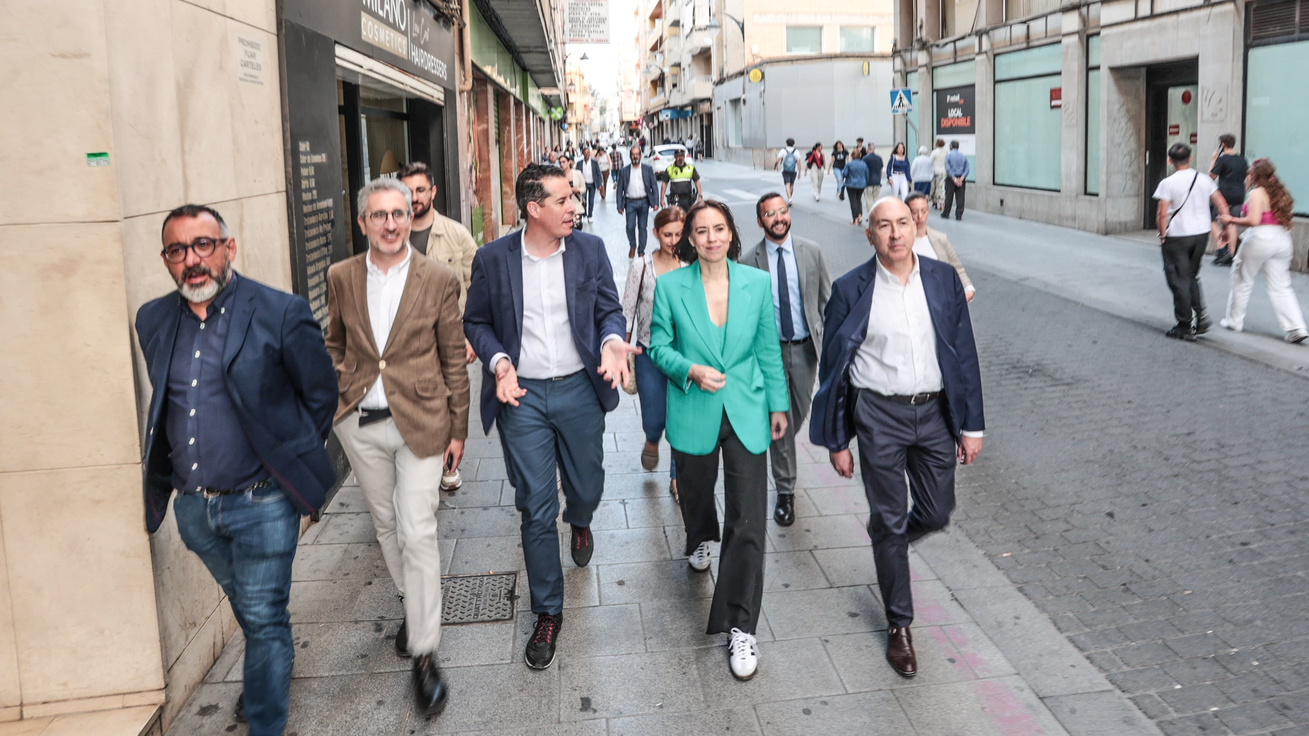 Diana Morant, ministra de Ciencia, Innovación y Universidades, durante su visita a la calle Dahellos de Elda