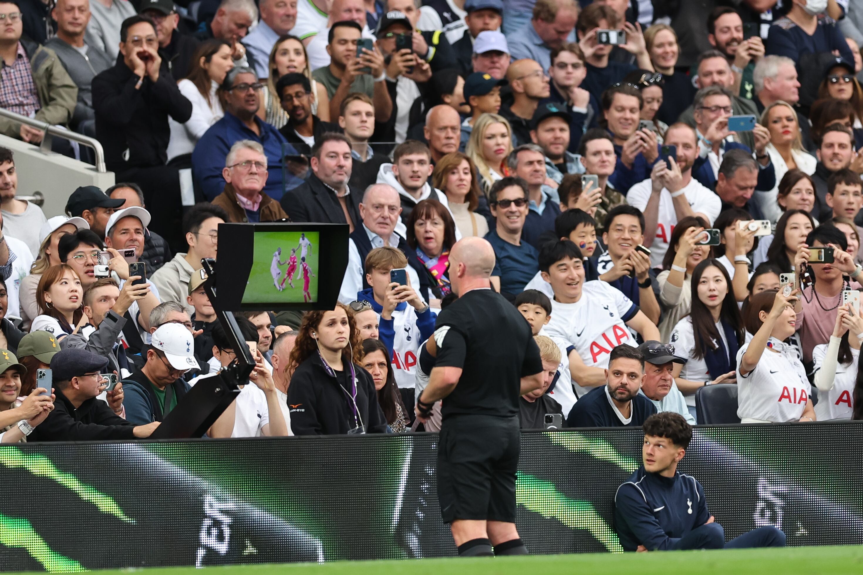 El colegiado del Tottenham - Liverpool revisa en el VAR la expulsión a Curtis Jones. (Photo by Matthew Ashton - AMA/Getty Images)