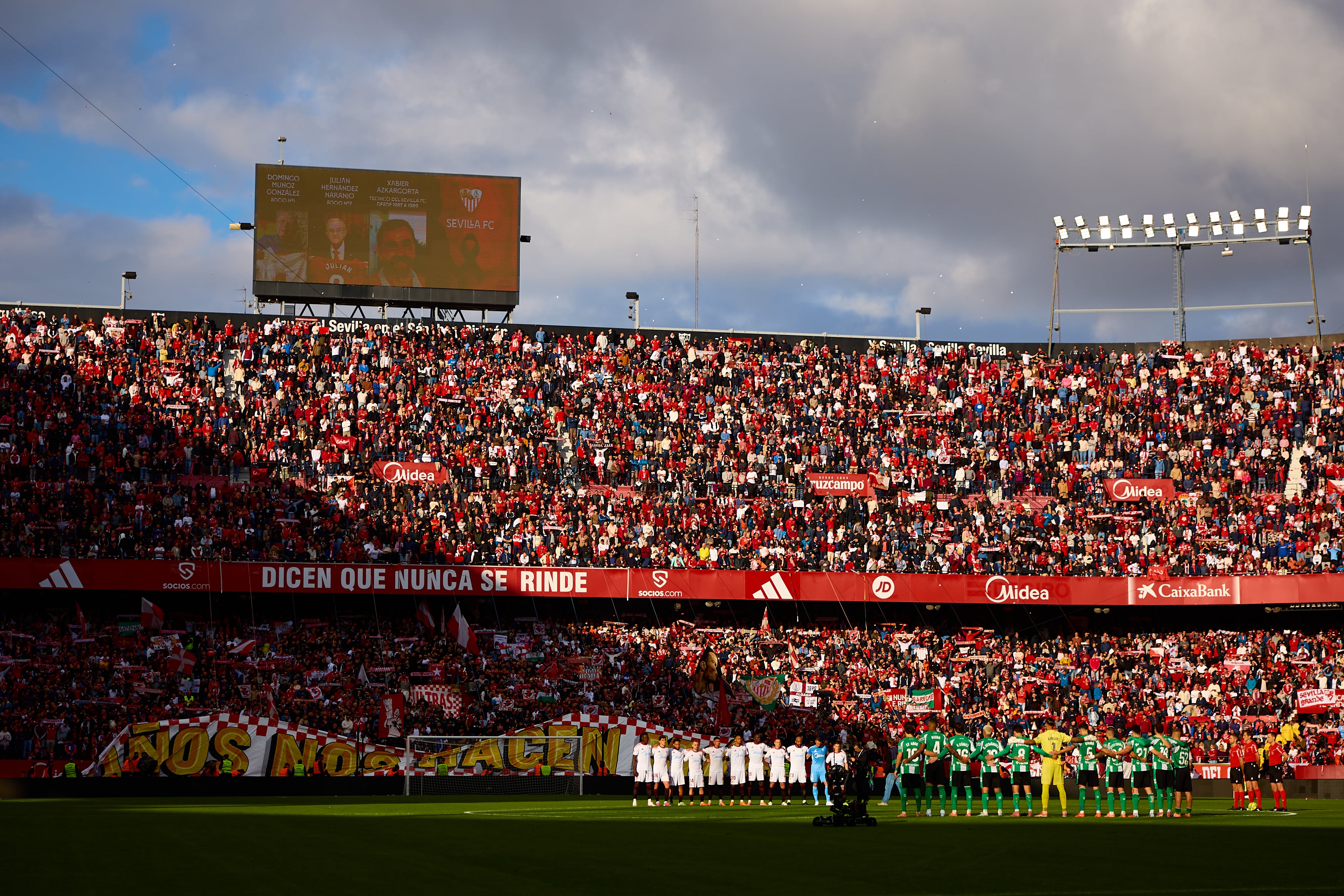 Minuto de silencio antes del inicio del Sevilla-Betis del último domingo