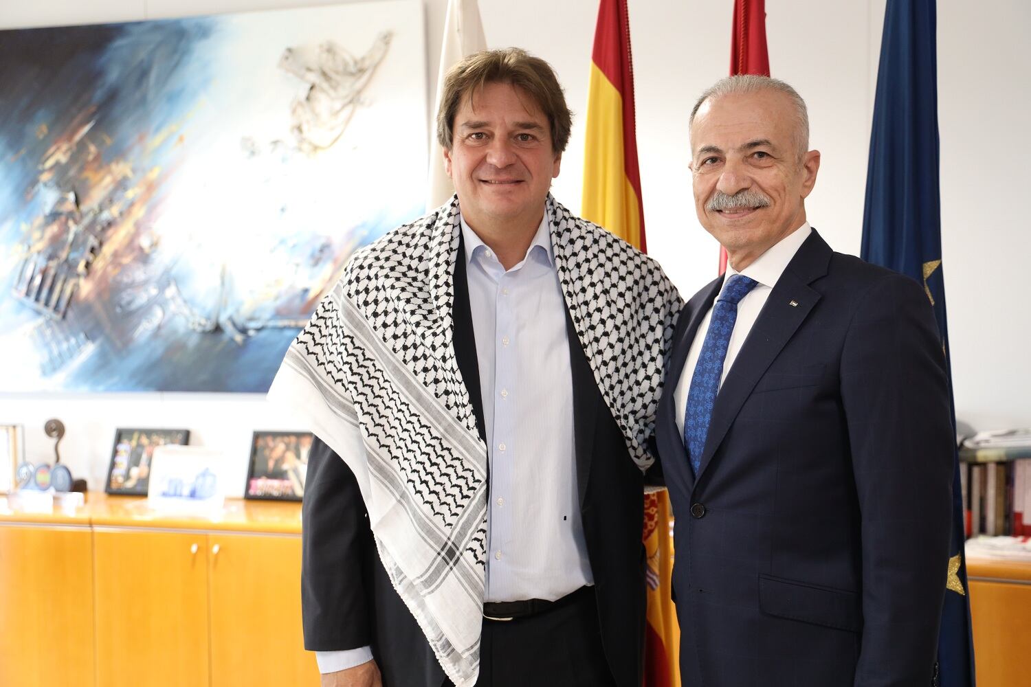 El alcalde de Fuenlabrada, Javier Ayala, junto con el Embajador de Palestina en España, Husni Abdel Wahed