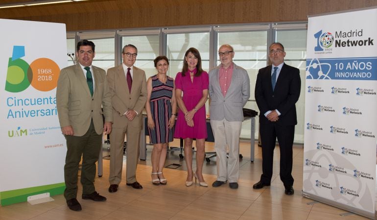 Momento de la firma del convenio de colaboración para el proyecto Aula UAM, Madrid Network en Industria 4.0