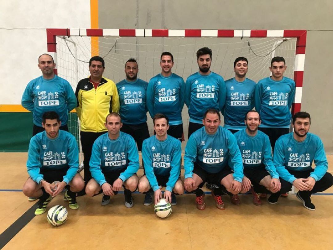 El equipo de Pesquera posa ante los palos