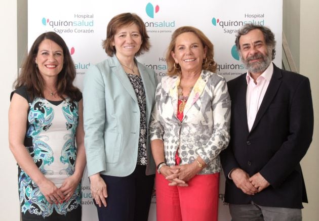 De izquierda a derecha, Marta Cremades, Directora Corporativa de Talento y Desarrollo de RRHH de Quirónsalud; doctora Carme Ares, Jefa de Oncología Radioterápica del CPT, Pilar Serrano Directora Territorial Quirónsalud Andalucía y el doctor Alejandro Mazal, Director de Física Médica del CPT