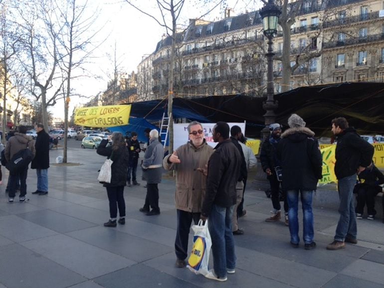 Unas 300 personas ocupan este campamento improvisado en la Plaza de la República de París
