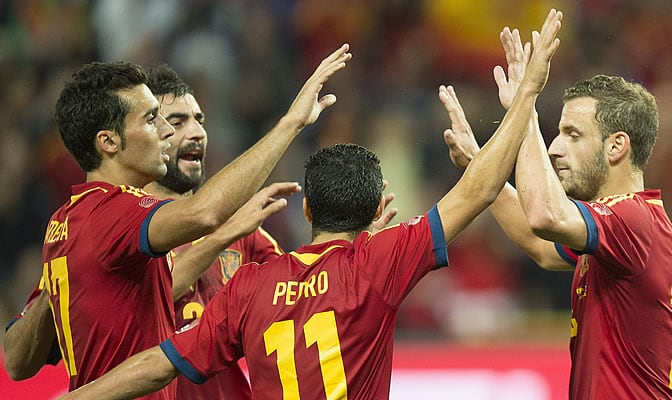 Los jugadores de la selección española celebran el gol de Soldado