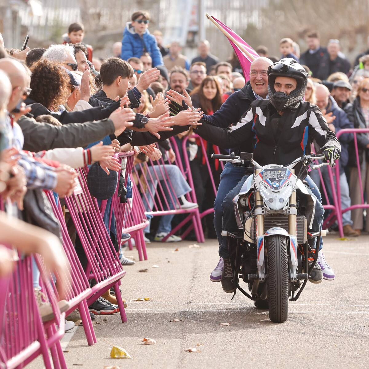 Carnero pide "perdón" por la foto en moto y sin casco durante la exhibición de 'stunt' en Pingüinos