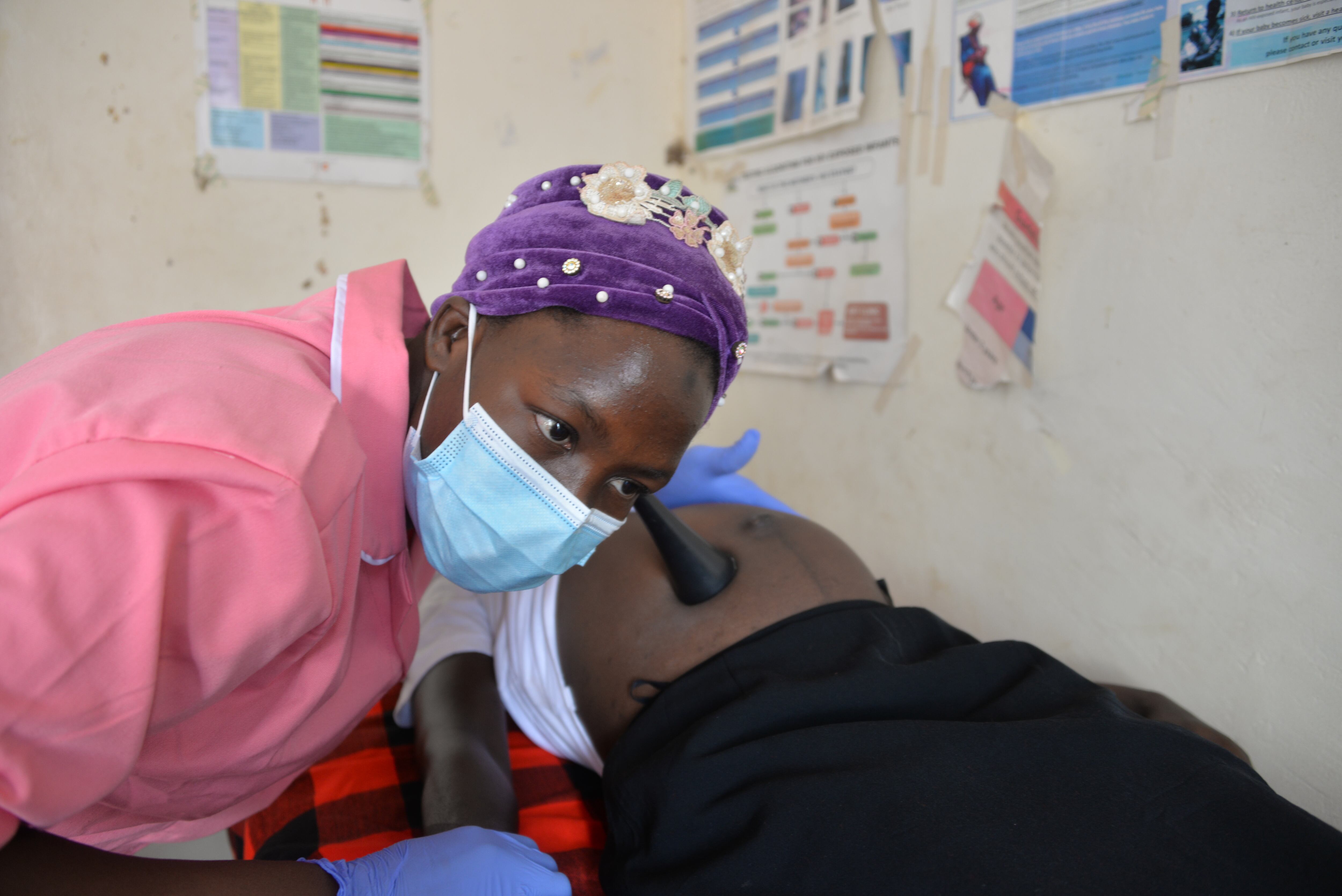 Kalsum Angaika, partera de un centro de salud de Dramba, en Uganda / © UNICEF/UN0616900/Mugisha