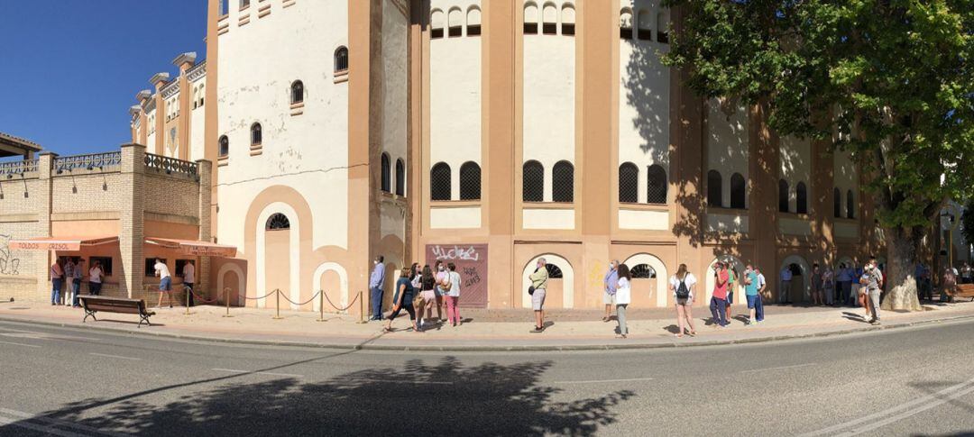 Aficionados hacen cola en la taquilla de la plaza de toros de Cuenca en la mañana del 19 de julio. 