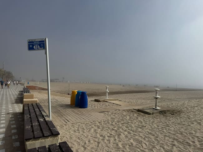La niebla toma la playa de San Juan de Alicante