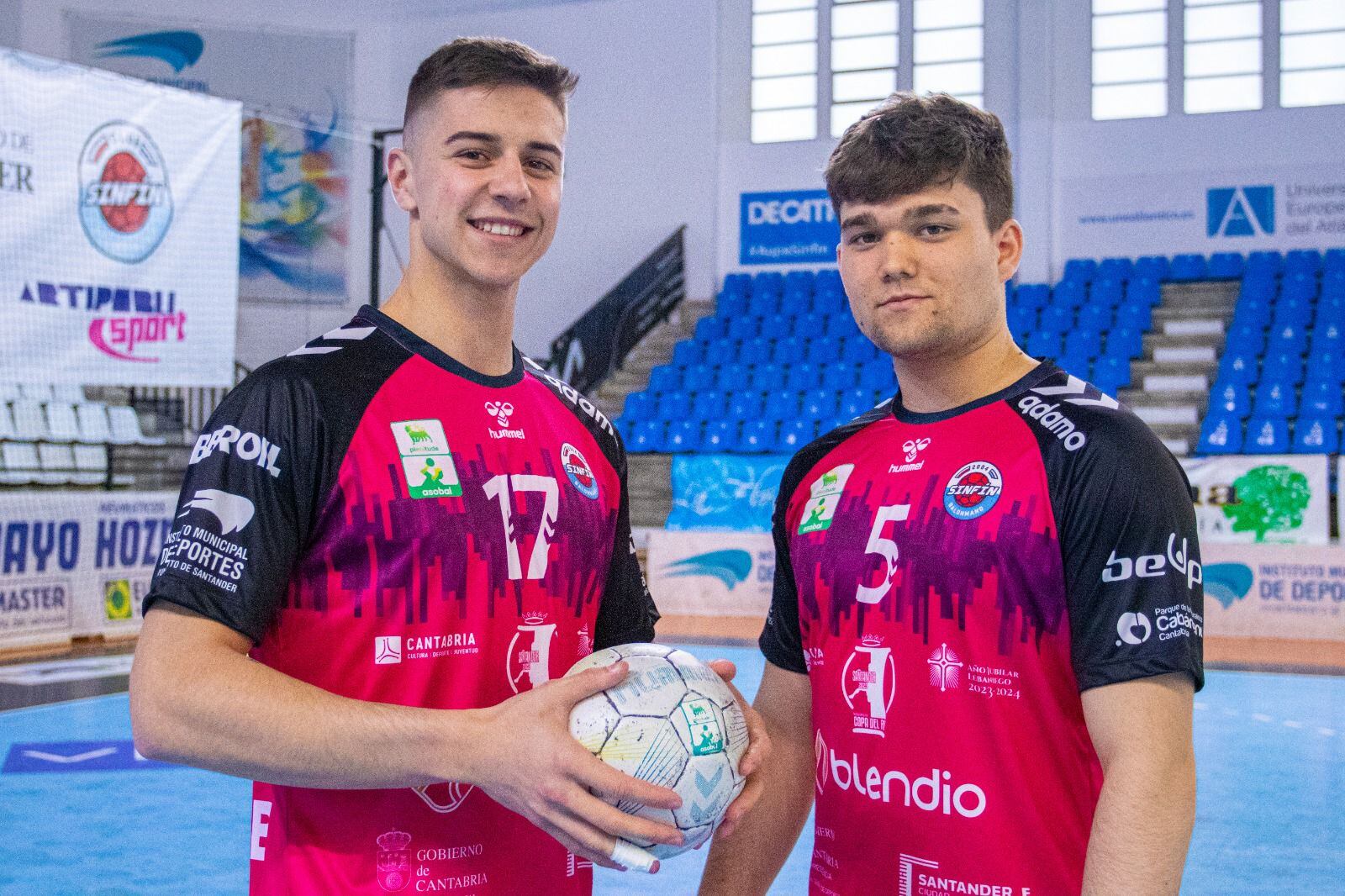 Monzón y Marcos Domínguez, con la nueva camiseta del Blendio Sinfín
