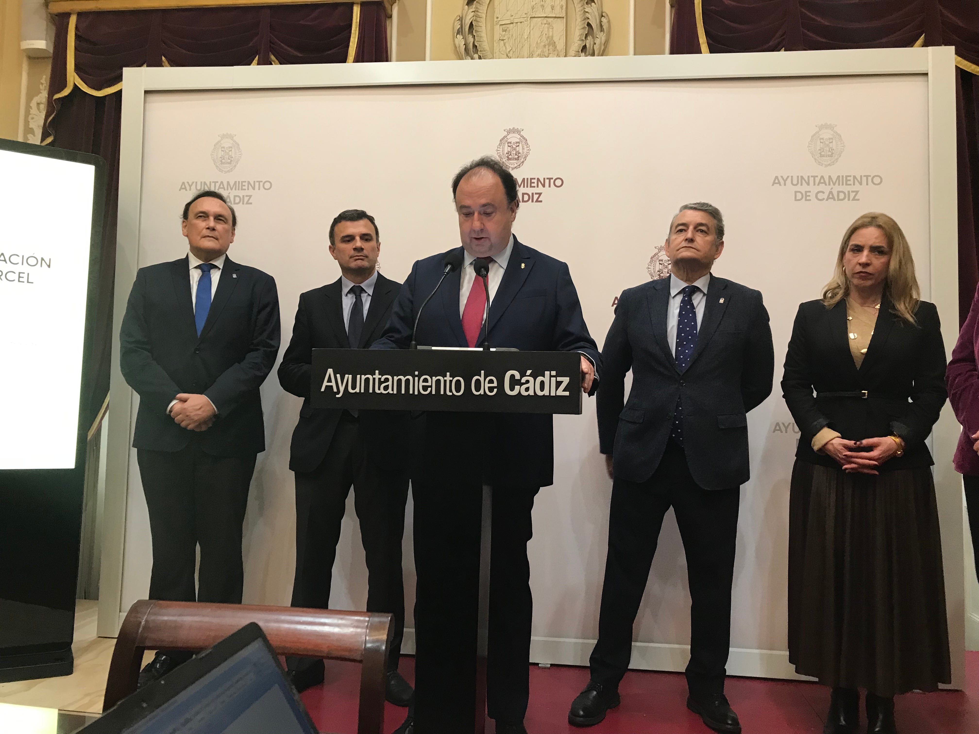 El rector, Casimiro Mantell, en la presentación del acuerdo, junto al consejero de Universidad, Gómez Villamandos, el alcalde, Bruno García, el consejero de Presidencia, Antonio Sanz y la presidenta de la Diputación, Almudena Martínez