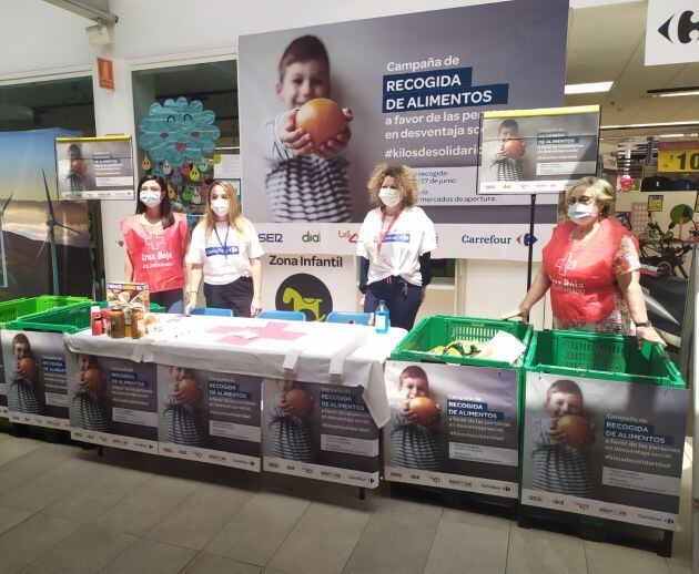 Voluntarias de Cruz Roja y de la Fundación Solidaridad Carrefour participan en la campaña #KilosdeSolidaridad en Carrefour Zaraiche