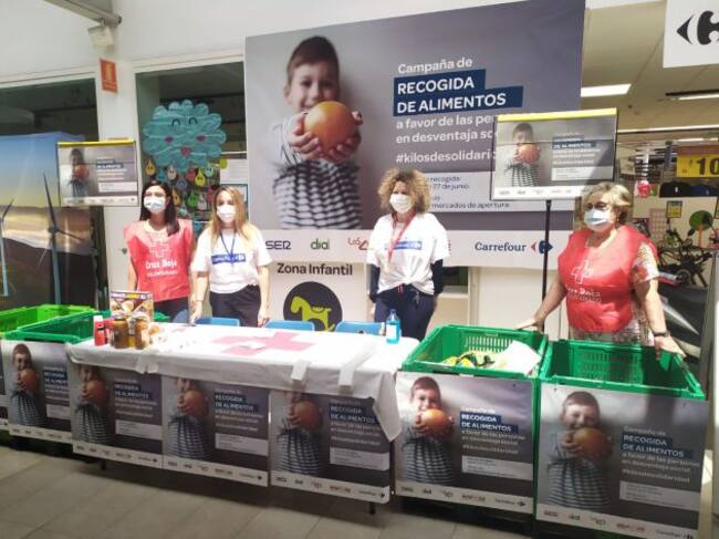 Voluntarias de Cruz Roja y de la Fundación Solidaridad Carrefour participan en la campaña #KilosdeSolidaridad en Carrefour Zaraiche