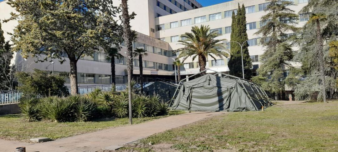 Carpas militares de atrezo frente al hospital del Carmen