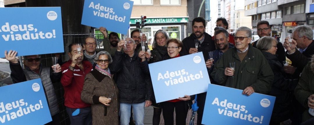 Marea Atlántica brinda con los vecinos del viaducto de la Ronda de Nelle en A Coruña