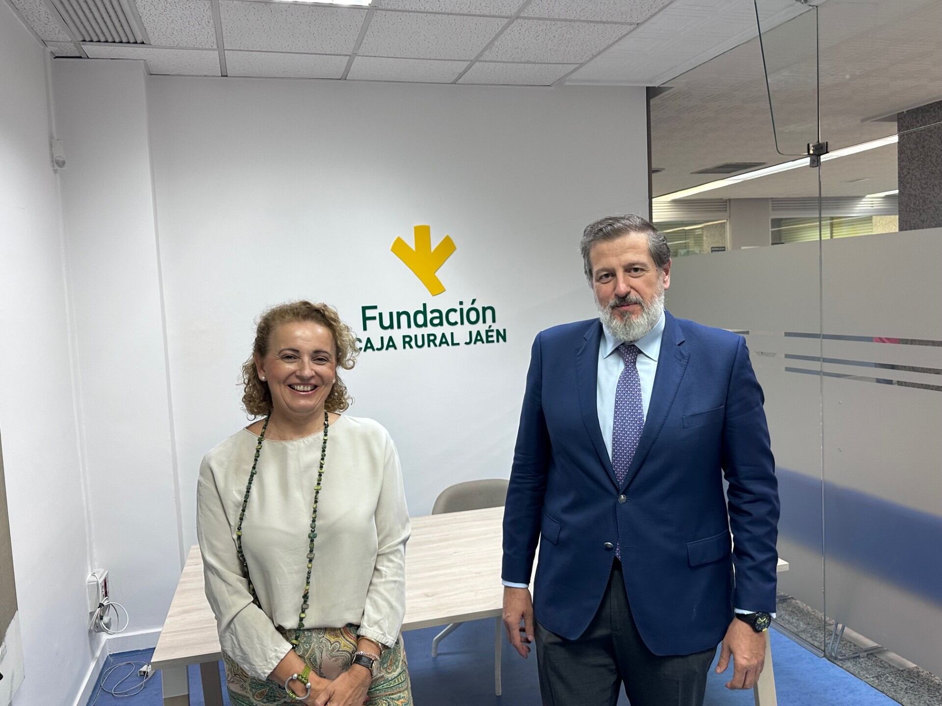 Pilar Rodrigo, responsable del Área Cultural de la Fundación Caja Rural de Jaén y Luis Jesús García-Lomas, gerente.